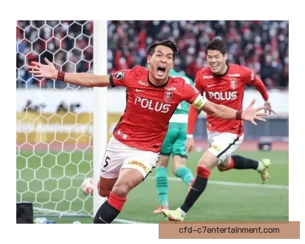 酒井宏树率队高举亚冠冠军奖杯庆祝辉煌胜利 酒井宏树率队高举亚冠冠军奖杯庆祝辉煌胜利
